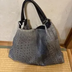 グレーのクロコダイル風レザートートバッグ