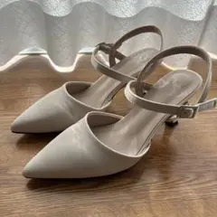 ベージュ ポインテッドトゥ アンクルストラップ パンプス