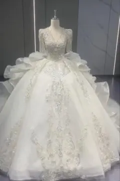 白ウェディングドレス　ティアラとブライダルインナーセット付き