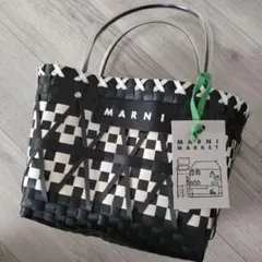 MARNI MARKET かごバッグ ブラックとホワイト