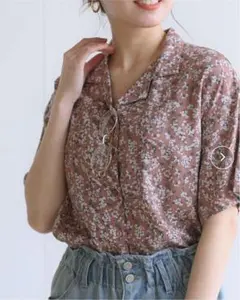ピンク花柄シャツのサムネイル
