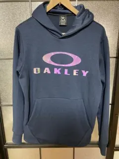 オークリーのパーカーです！