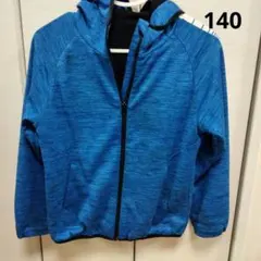 青いフード付きスウェットパーカー