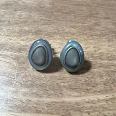 グレー オーバル型 スタッドイヤリング