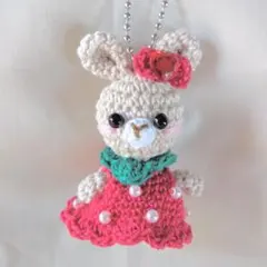 【ボールチェーン付き】苺のお洋服のうさぎちゃんのあみぐるみ　ハンドメイド