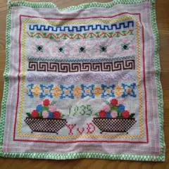 手刺繍　四角いマット