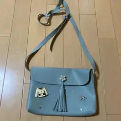 タッセル付きグレーショルダーバッグ