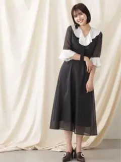 フリル襟の黒ロングワンピース