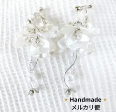 733.お花イヤリング✾匿名配送✾送料込み✾揺れるホワイトフラワー花弁✾パール