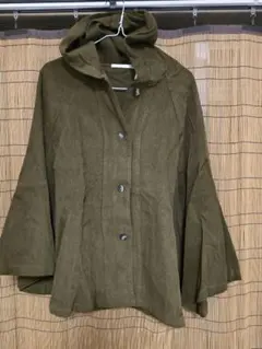 フード付きオリーブ色ポンチョ