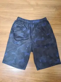 キッズスポーツ ハーフパンツ 黒と青の幾何学模様