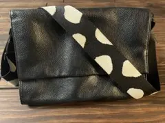 ear レザー ショルダーバッグ 黒 ドット柄ストラップ