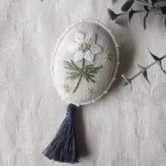 小さなクリスマスローズのブローチ　手刺繍　ハンドメイド
