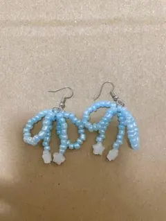 水色ビーズ フリンジイヤリングリボン型