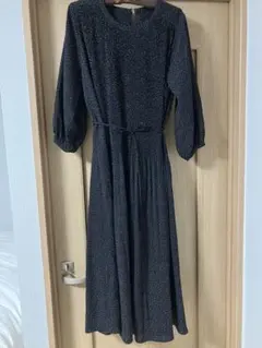 プリーツ加工のロングワンピース