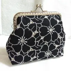 ハンドメイド　がま口ポーチ　小物入れ　刺繍花柄