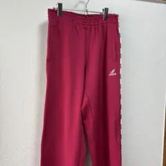 赤のカジュアルパンツ サイドロゴ入り　ジャージ　トラックパンツ