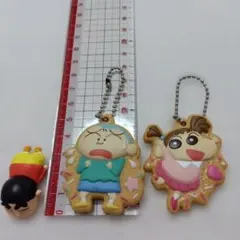 クレヨンしんちゃん　キーホルダー2個＋ガチャガチャ？