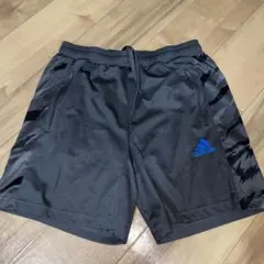 アディダス　ショートパンツ