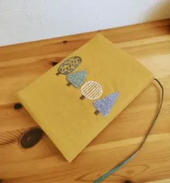 山吹色の生地　ツリーの刺繍　北欧調 ブックカバー　ハンドメイド