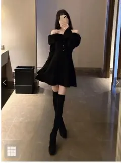 パールストラップ付きファーオフショルダーニットワンピース ブラック