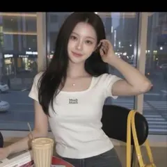 【muahmuah】スリットボタンクロップ半袖Tシャツアイボリーのサムネイル