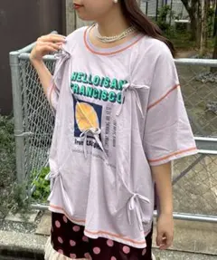 HELLO.SANFRANCISCO タックリボンプリント半袖TEE パープルのサムネイル