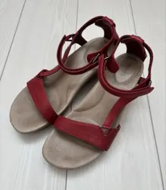 Teva レッド ストラップ サンダル　レディース24㎝のサムネイル