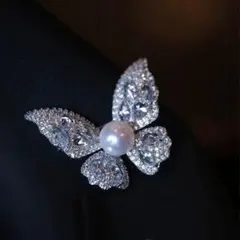 ナチュラル蝶パールブローチ 高級デザインピン 上品可愛いスーツ新作1点
