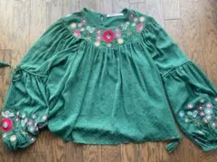 ZARA 緑の花柄刺繍バルーン袖トップス
