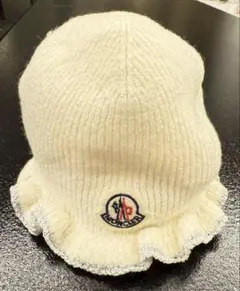 MONCLER ポンポン付きニット帽 クリーム色 - メルカリ