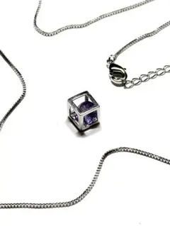 紫色の宝石 立方体ペンダント ネックレス