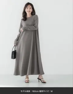 エンボス加工Aラインフレアワンピース　ダークベージュ