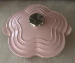 LE CREUSET フラワー型 両手鍋 ピンク - メルカリ