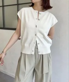 Thevon.（ゼヴォン） ニュアンスボタンフレンチカーディガン　ホワイトのサムネイル