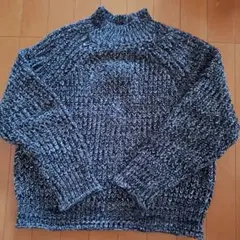 ブラックとホワイトのハイネックセーター