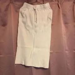 ホワイトリブ編みタイトスカート