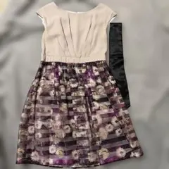 ノースリーブひざ丈ワンピース ベージュと紫のストライプお呼ばれオケージョンドレス