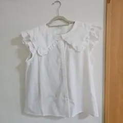 フリル襟ホワイトブラウスとベージュキャミワンピースセット