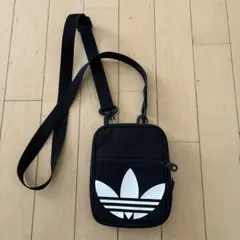 adidasオリジナルスショルダーバッグ　黒