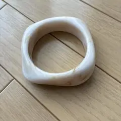 ユニークなホワイトバングルのサムネイル