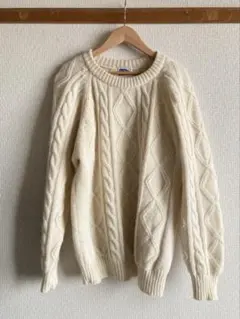 ケーブルニット 白