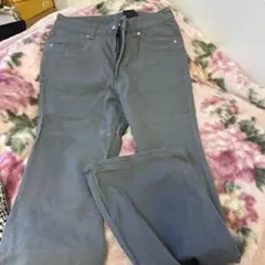 グレー スキニーパンツ ストレッチ素材