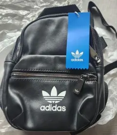 新品タグ付き　adidas ミニリュック ブラックのサムネイル