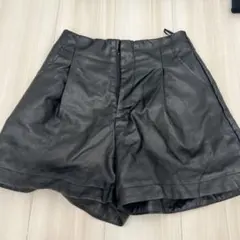 黒 合成皮革 フレアショートパンツ S レザーパンツ