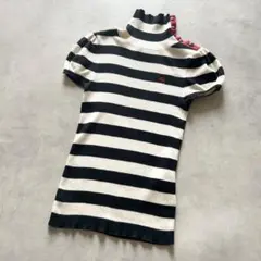 バーバリーブルーレーベルボーダーホース刺繍タートルネックリブニット