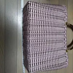 ピンクとブラウンのかごバッグ