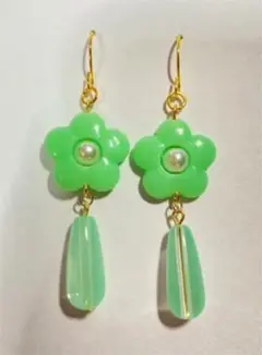 【No.122】ハンドメイドピアス　お花としずくのチェコガラスビーズ