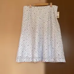 新品タグ付き　フレアスカート サイズ 21 白と青の小花とストライプ模様