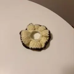 茶色とホワイトのシュシュ